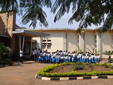 02_Schulkinder vor dem Uganda Museum